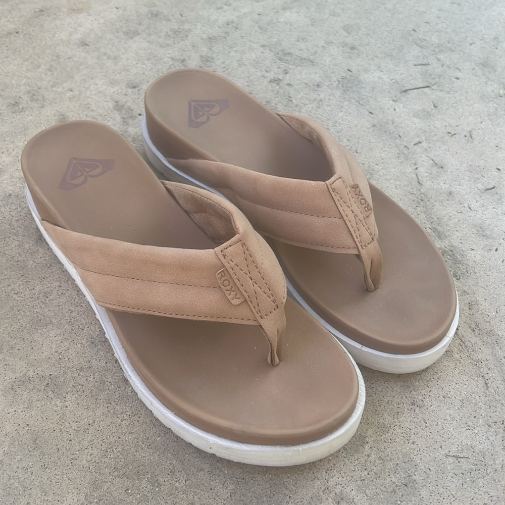Roxy Women's Tan with White Sole Platform Thong Sandal Women's Size 9
